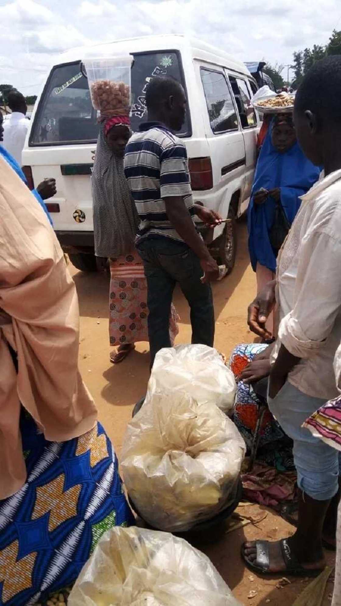 Hattara gwamna El-Rufai: Wani mutum na amsar N20 kulllum daga hannun ýan ta’alla da sunan haraji (Hotuna) Hattara gwamna El-Rufai: Wani mutum na amsar N20 kulllum daga hannun ýan ta’alla da sunan haraji (Hotuna)