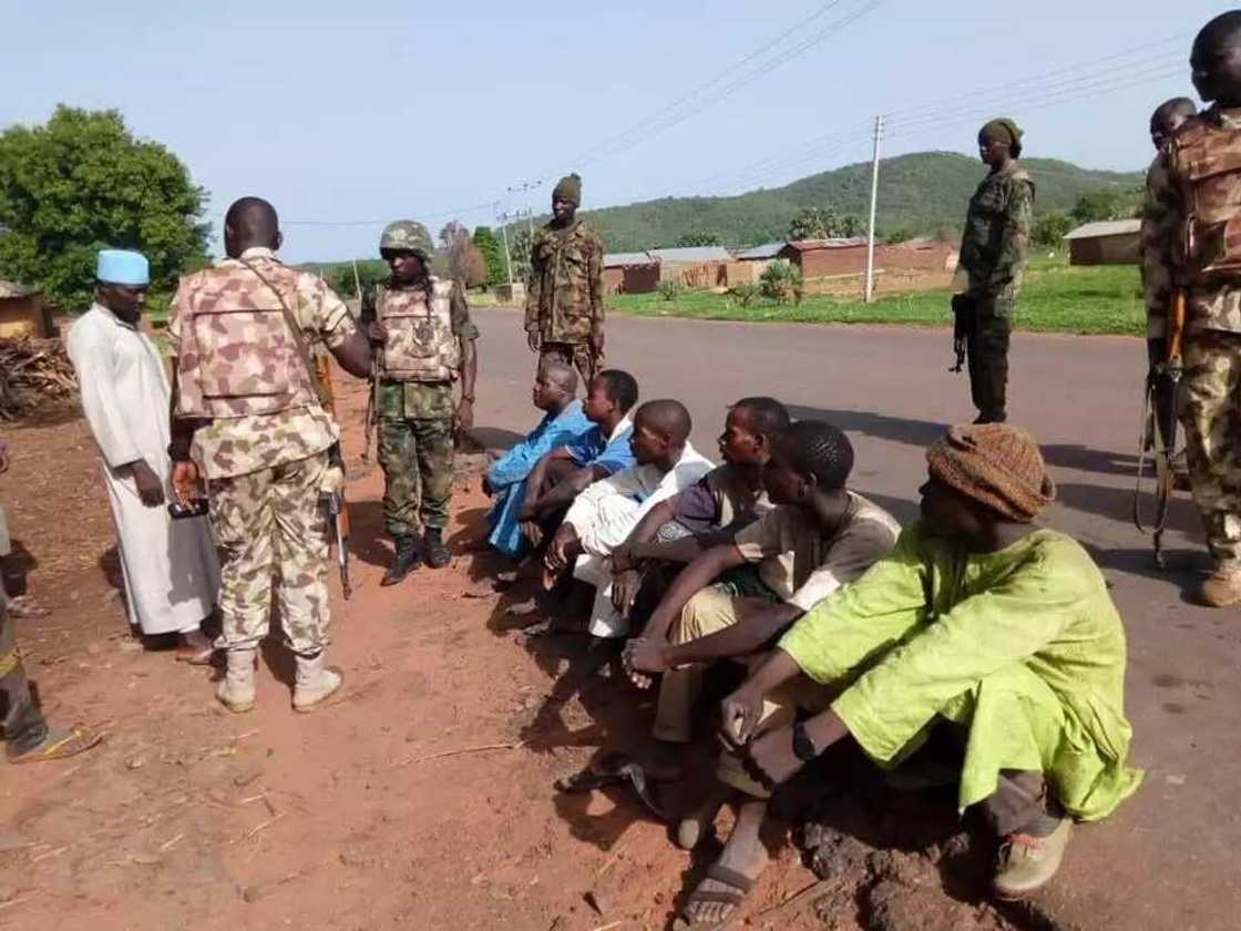 Jami’an Sojojin Najeriya sun kubutar da wasu mutane daga hannun barayin mutane a Kaduna Jami’an Sojojin Najeriya sun kubutar da wasu mutane daga hannun barayin mutane a Kaduna