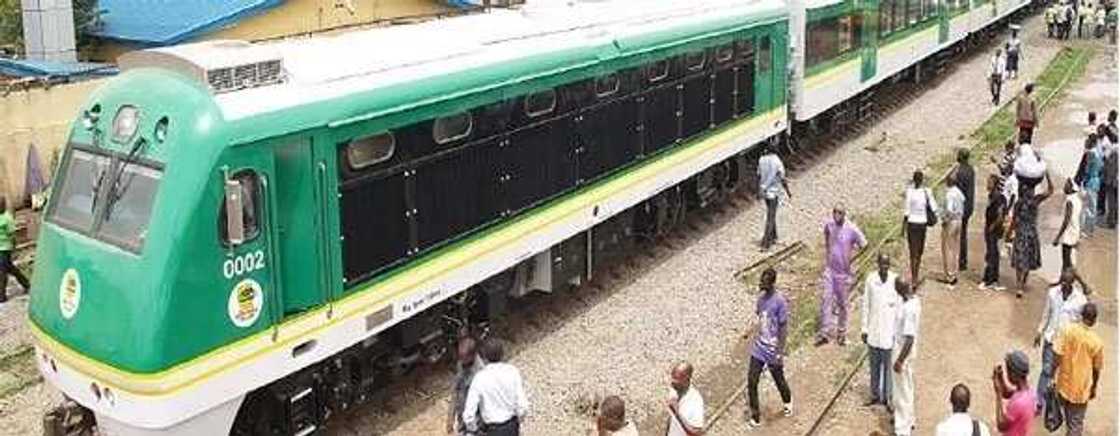 Gwamnatin Buhari tayi shirin aiwatar da titin jirgin kasa da zai zagaye jahohi 9 da Abuja – Amaechi Gwamnatin Buhari tayi shirin aiwatar da titin jirgin kasa da zai zagaye jahohi 9 da Abuja – Amaechi