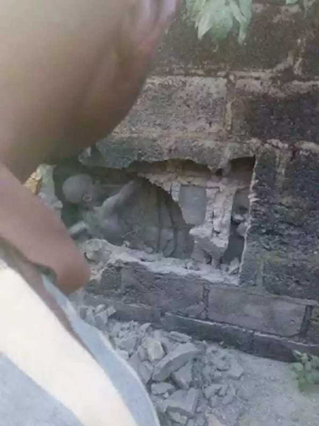 An gano wani yaro da aka boye shi a cikin bango a garin Akure An gano wani yaro da aka boye shi a cikin bango a garin Akure