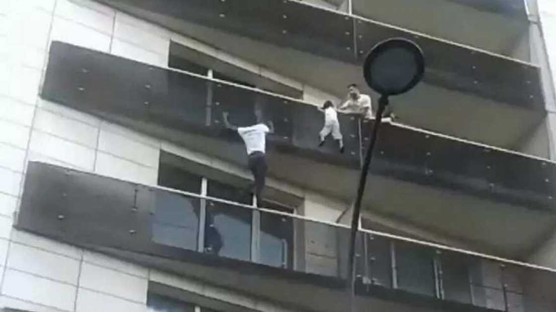 Hotuna da biyon yadda bakon haure ya ya ceci ran yaro dan shekara 4 a kasar Faransa Hotuna da biyon yadda bakon haure ya ya ceci ran yaro dan shekara 4 a kasar Faransa