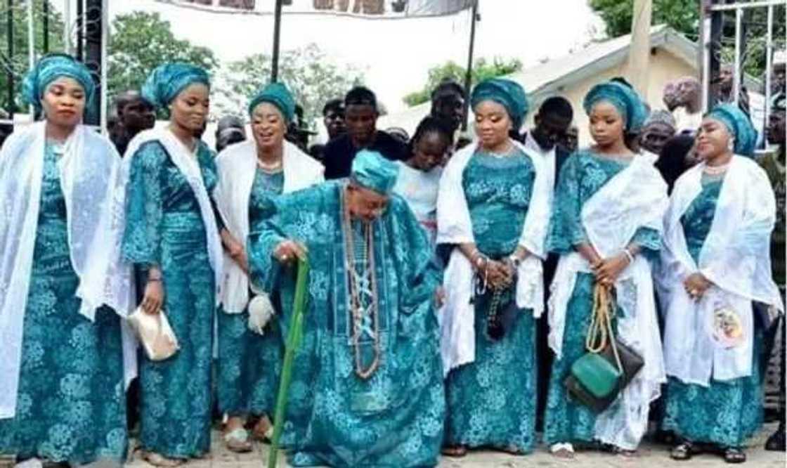 Alaafin of Oyo and his wives Alaafin of Oyo and his wives