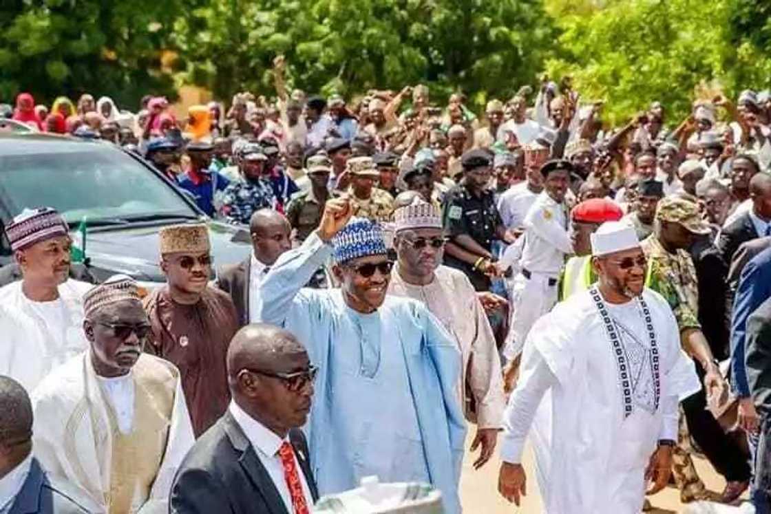 Shugaban kasa Buhari bayan halartar sallar idi a garin Daura na jihar Katsina Shugaban kasa Buhari bayan halartar sallar idi a garin Daura na jihar Katsina
