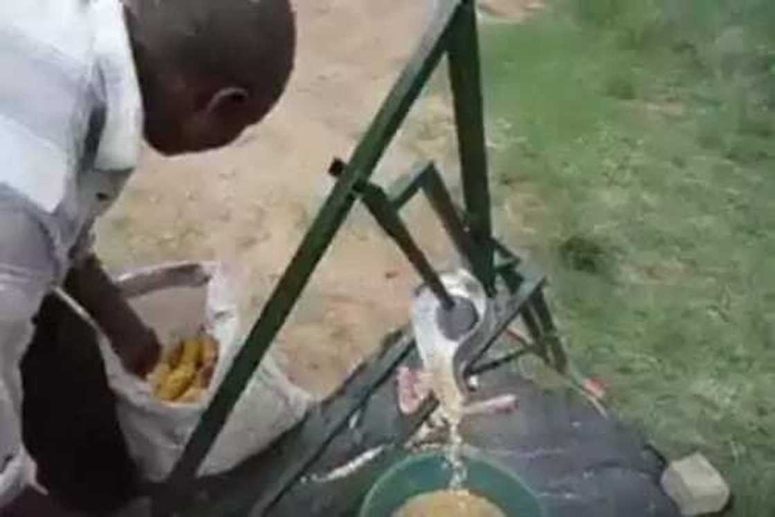 Kalli abun mamaki wani manomi ya kera inji bambaran masara Kalli abun mamaki wani manomi ya kera inji bambaran masara