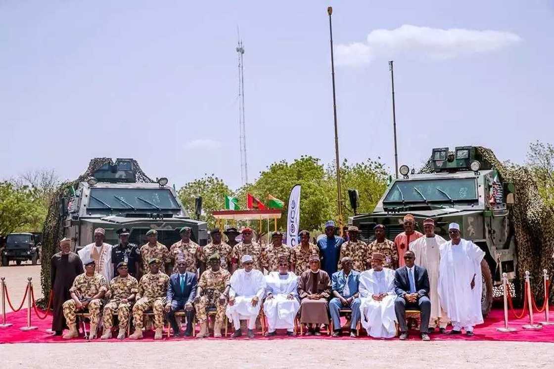 Shugaban kasa Muhammadu Buhari ya isa filin taron bikin ranar sojoji (hotuna) Shugaban kasa Muhammadu Buhari ya isa filin taron bikin ranar sojoji (hotuna)