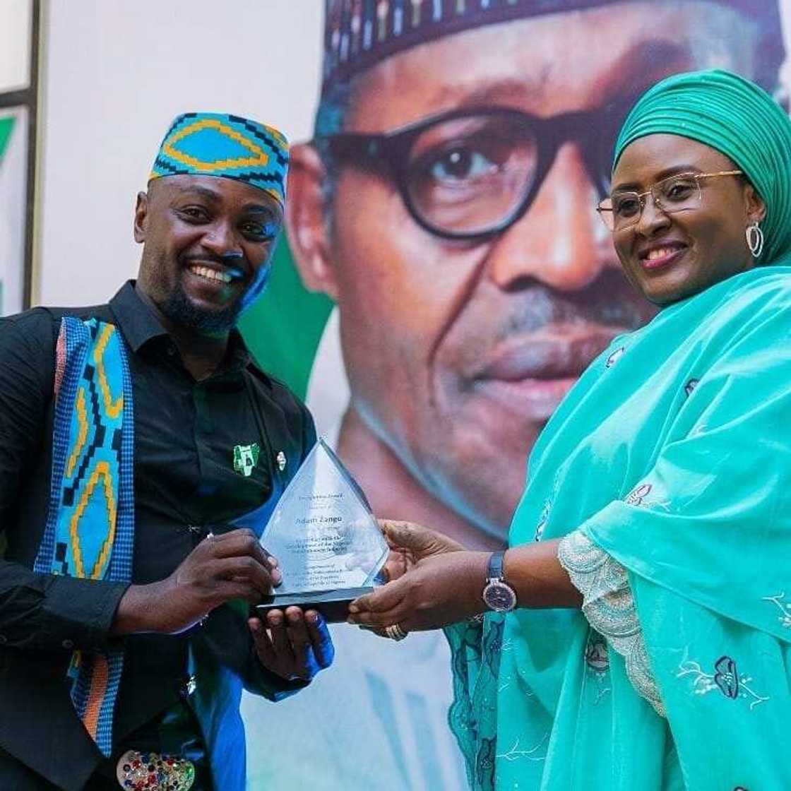 Sakamakon canji: Aisha Buhari ta karrama mawaka da jaruman Kannywood a fadar shugaban kasa Sakamakon canji: Aisha Buhari ta karrama mawaka da jaruman Kannywood a fadar shugaban kasa