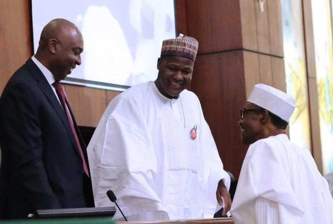 Yan kungiyar R-APC na majalisar wakilai sun dage sauya shekarsu zuwa mako mai zuwa Yan kungiyar R-APC na majalisar wakilai sun dage sauya shekarsu zuwa mako mai zuwa