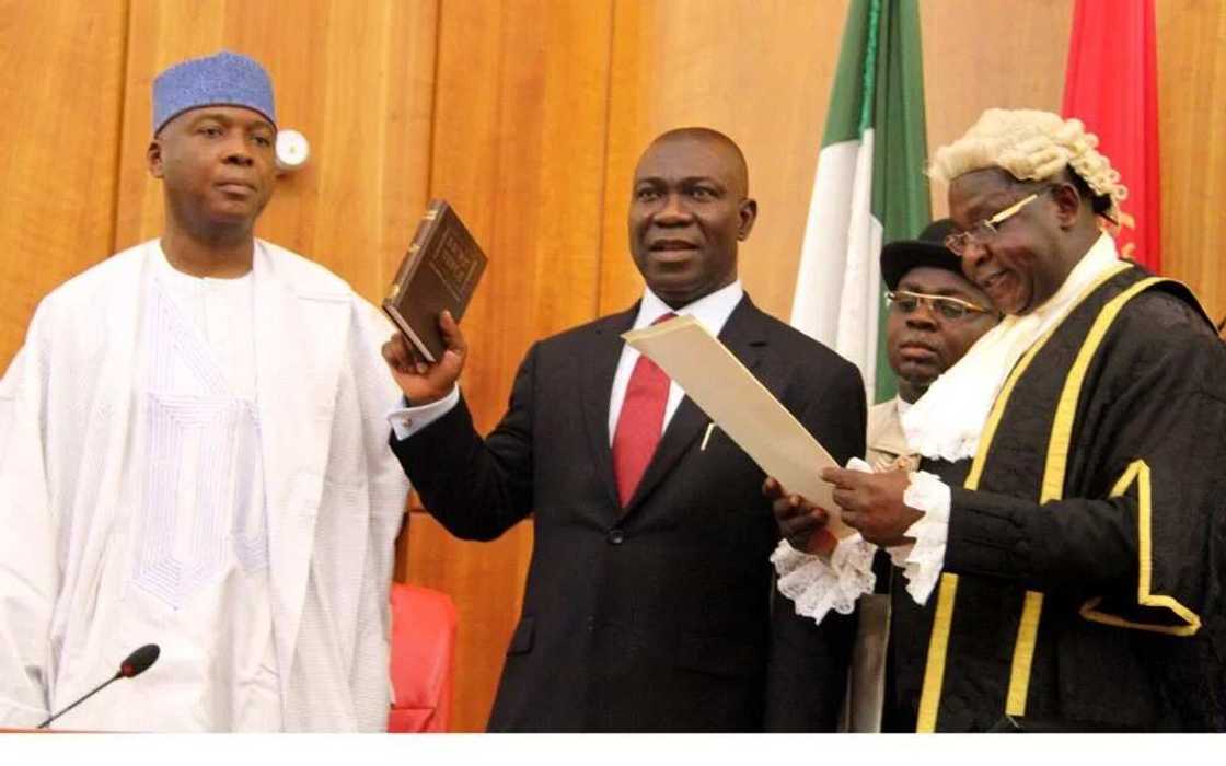Saraki opens Senate plenary, handed over to Ekweremadu Saraki opens Senate plenary, handed over to Ekweremadu