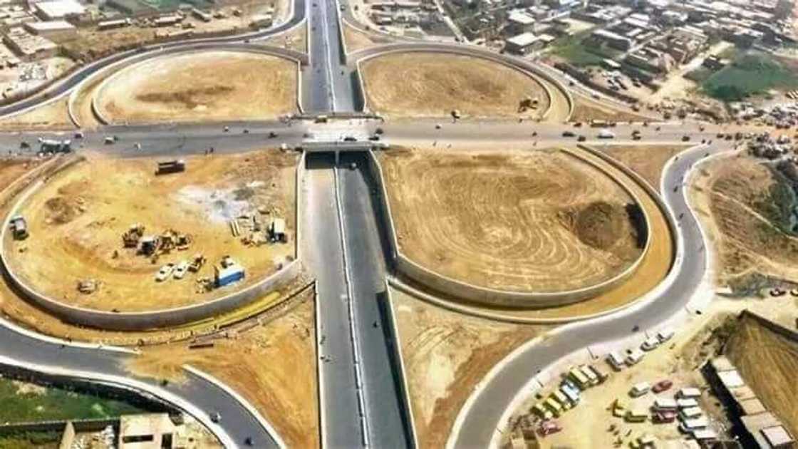 Ganduje na daf da kammala titin kasan da ake yi a Kofar Ruwa Ganduje na daf da kammala titin kasan da ake yi a Kofar Ruwa