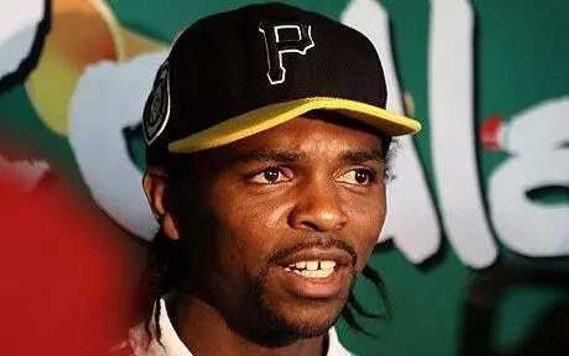 Naija wahala dey make Kanu Nwankwo dey shake hin head Naija wahala dey make Kanu Nwankwo dey shake hin head