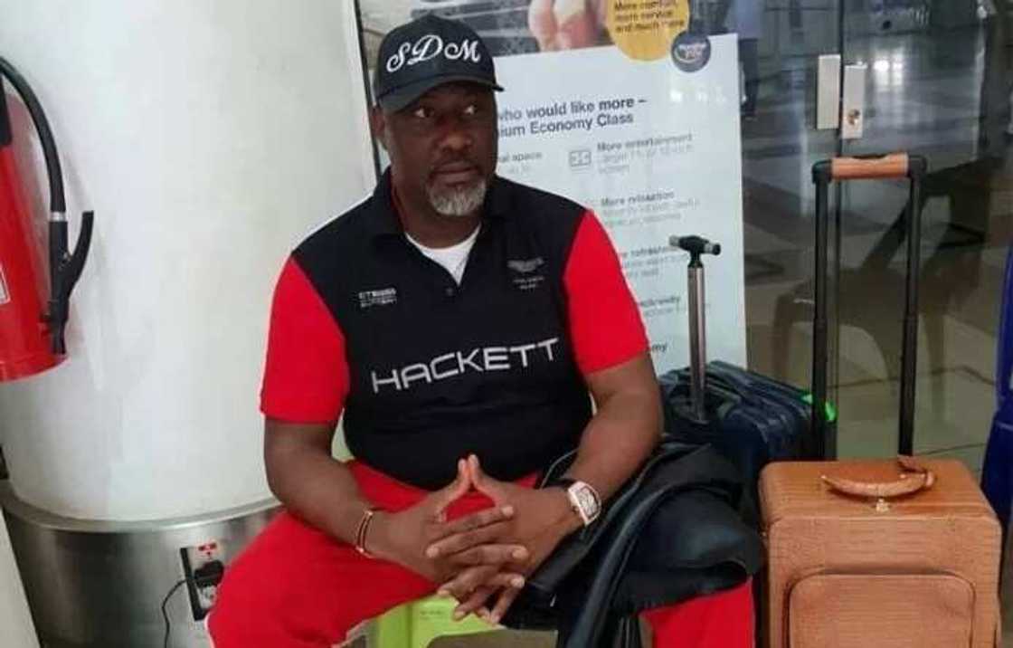 Yanzu:yanzu: Dino Melaye ya kubuce daga hannun ‘yan sanda, wasu tsageru ne suka kwace shi Yanzu:yanzu: Dino Melaye ya kubuce daga hannun ‘yan sanda, wasu tsageru ne suka kwace shi