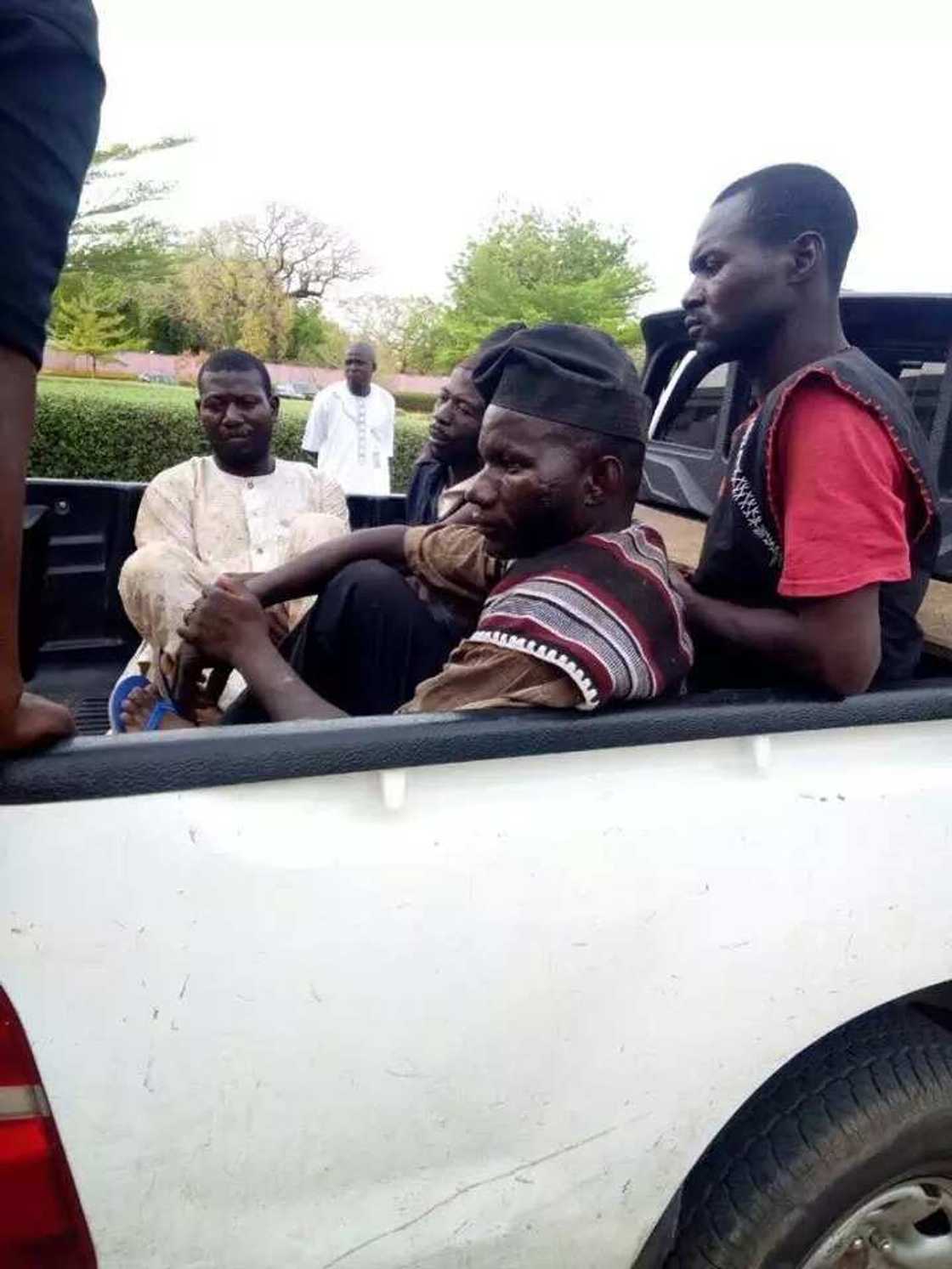 Gaba da gaban ta: ‘Yan fashin da suka tare hanyar Buratai a Adamawa sun ji maza, kalli hotunan su Gaba da gaban ta: ‘Yan fashin da suka tare hanyar Buratai a Adamawa sun ji maza, kalli hotunan su