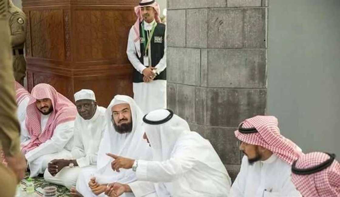 Bafarawa ya yi bude baki da limamin Makka, Sheikh Sudais (hotuna) Bafarawa ya yi bude baki da limamin Makka, Sheikh Sudais (hotuna)