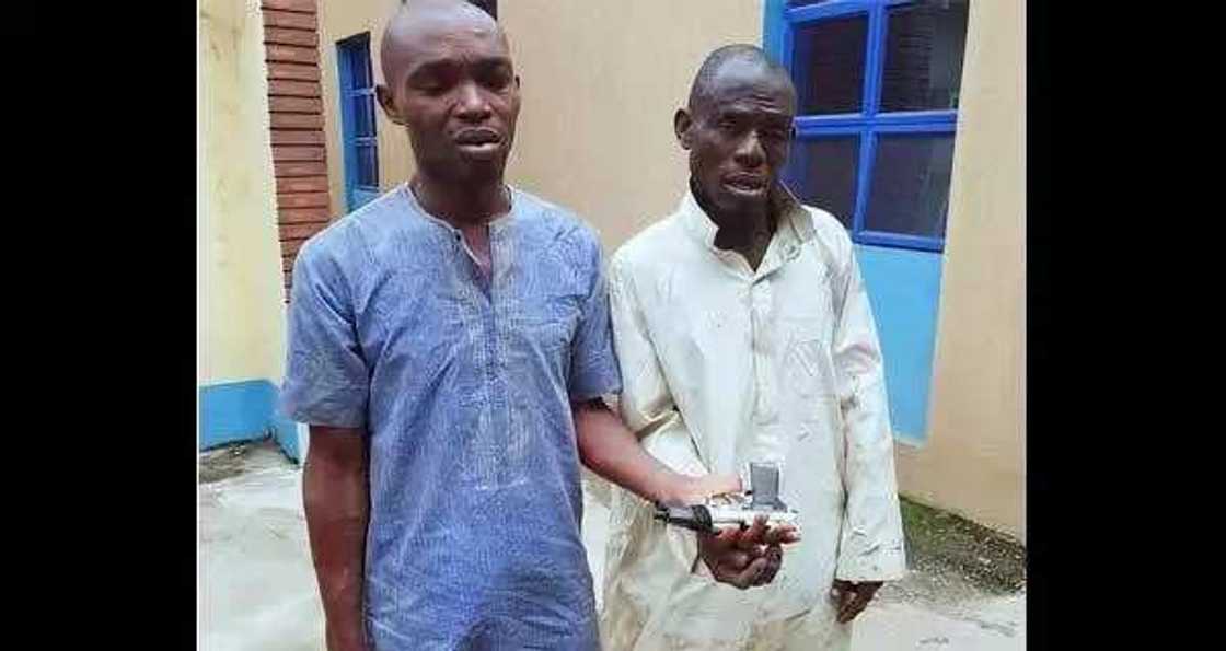 Ci da buguzum: An kama su yayin da suke tsaka da yiwa jama’a fashi da bindigar bogi Ci da buguzum: An kama su yayin da suke tsaka da yiwa jama’a fashi da bindigar bogi