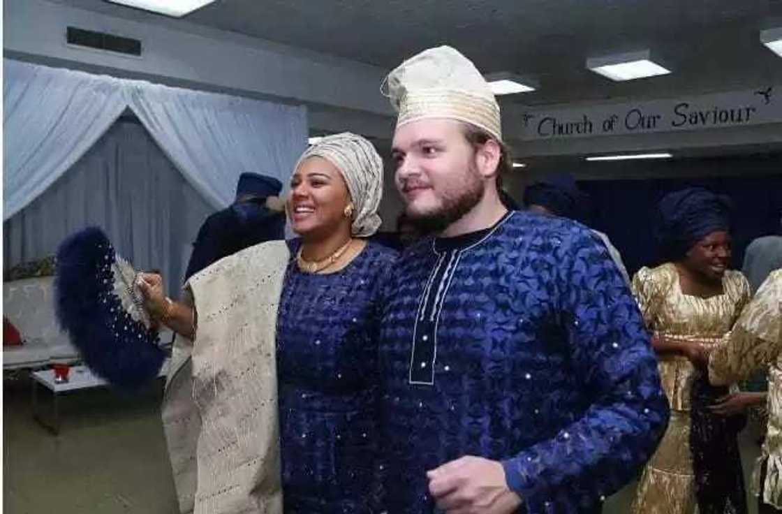 A yayin da farin fata ya fada soyayya da yar Najeriya (Hoto) A yayin da farin fata ya fada soyayya da yar Najeriya (Hoto)