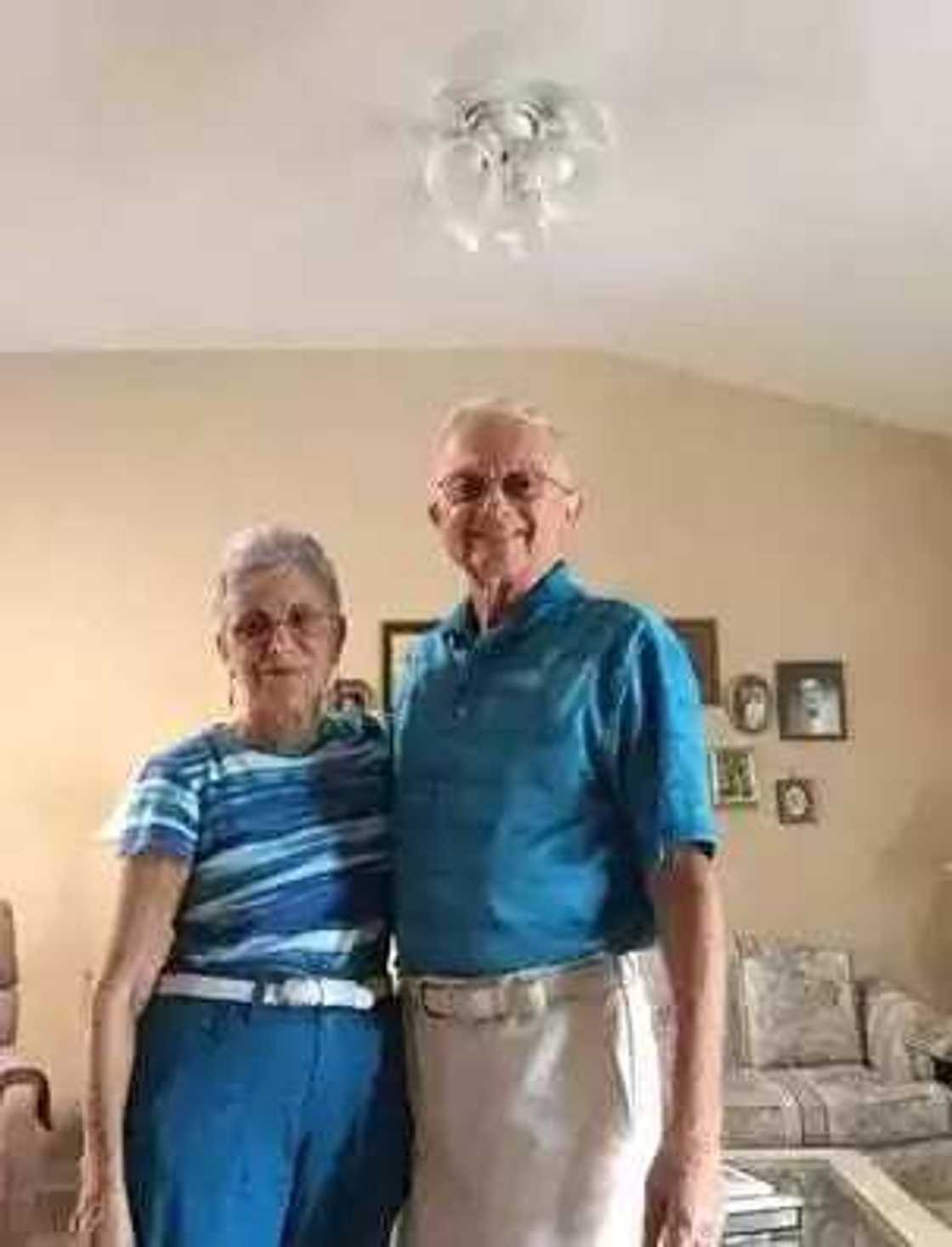 Tsoffin ma’aurata masu sanya tufafi iri daya kullum Tsoffin ma’aurata masu sanya tufafi iri daya kullum