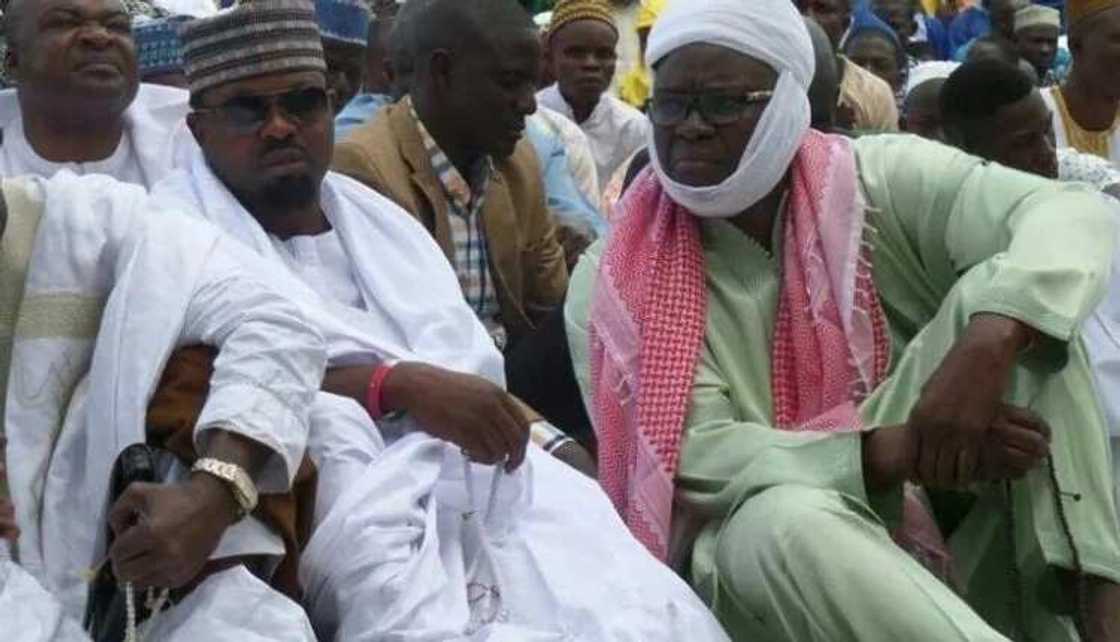 Murnar sallah: Fayose ya saka tufafi da rawani kamar musulmi zuwa sallar idi