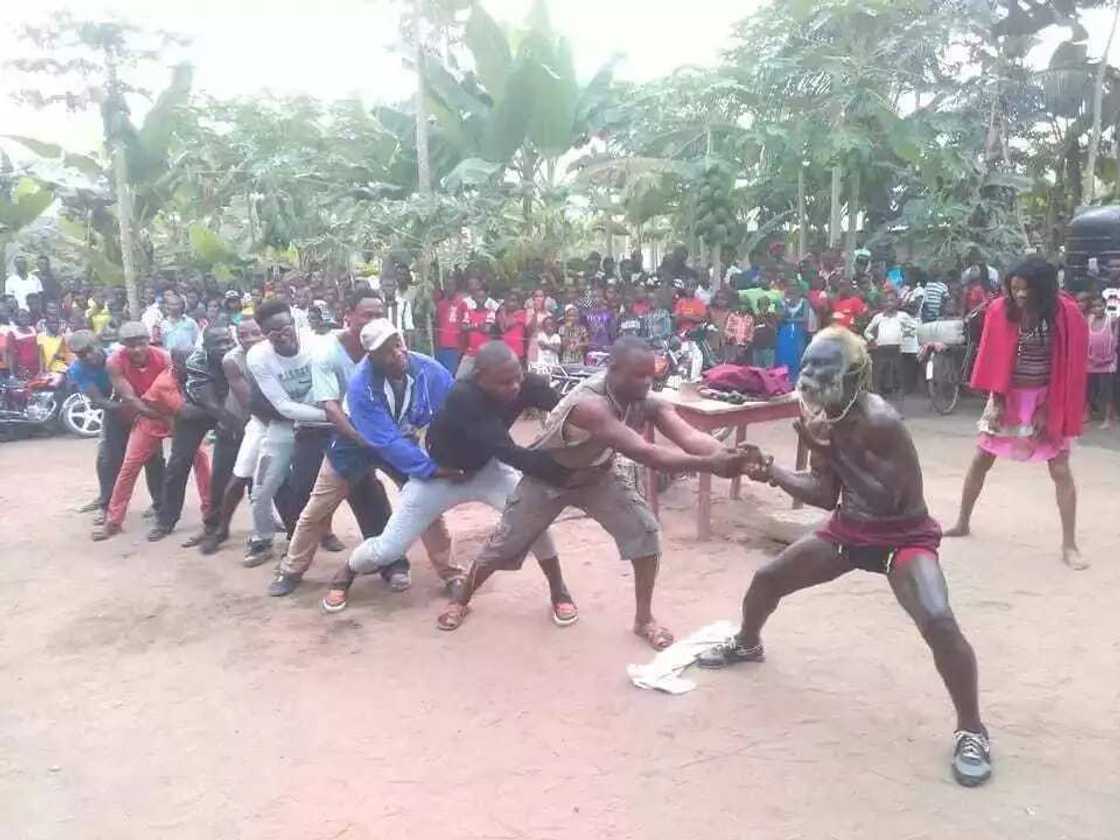 Labarin wani Tsoho dan shekara 77 mai jan mota da wuya Labarin wani Tsoho dan shekara 77 mai jan mota da wuya