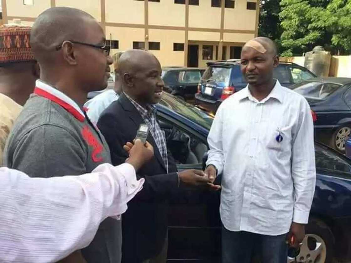 Gobarar Titi a Jos: Ɗan jaridar da aka rotsa ma kai a Kaduna ya samu gwaggwaɓar kyauta daga Shehu Sani Gobarar Titi a Jos: Ɗan jaridar da aka rotsa ma kai a Kaduna ya samu gwaggwaɓar kyauta daga Shehu Sani