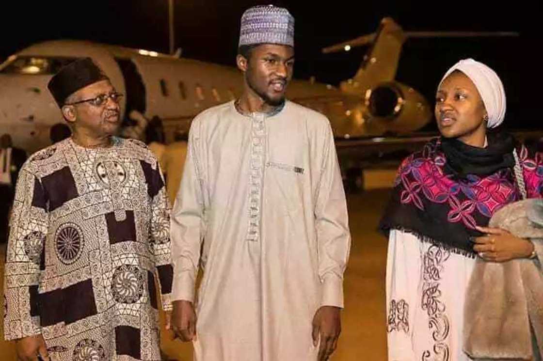 Yusuf Buhari ya sadu da mahaifinsa bayan dawowa daga hutun jinya (hotuna) Yusuf Buhari ya sadu da mahaifinsa bayan dawowa daga hutun jinya (hotuna)