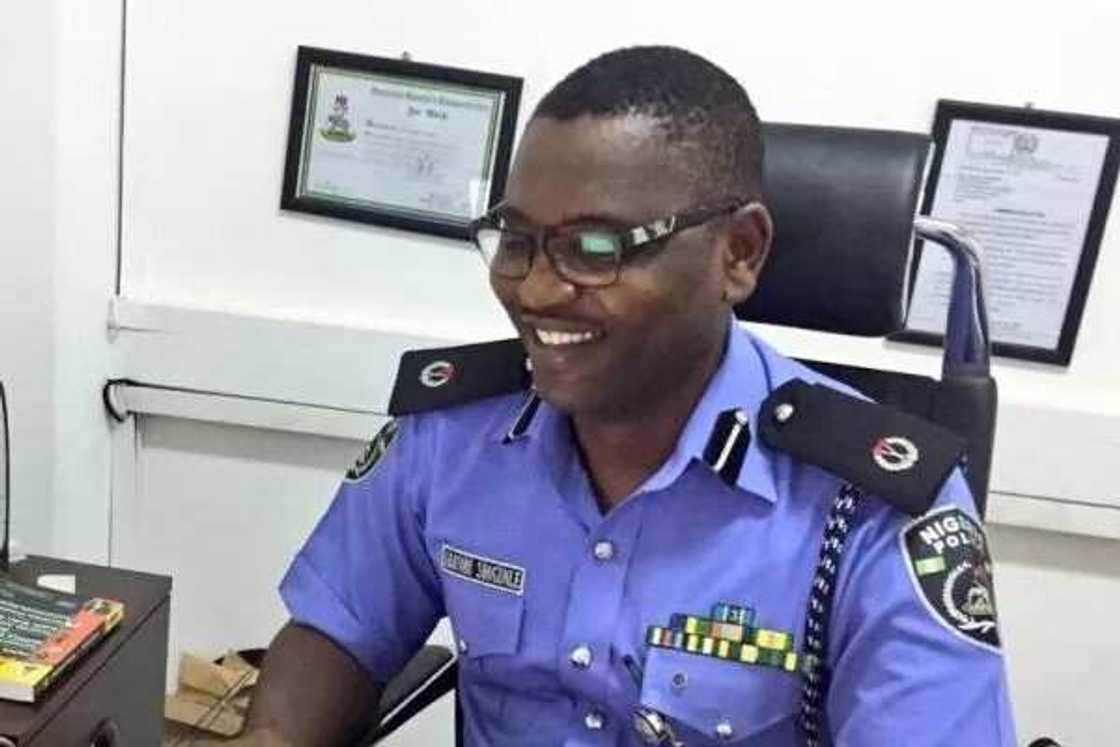 Duk miji da matan da basu san namban sirri na katin ATM din junansu ba toh ba ma’aurata bane – Mataimakin kwamishinan yan sanda Duk miji da matan da basu san namban sirri na katin ATM din junansu ba toh ba ma’aurata bane – Mataimakin kwamishinan yan sanda