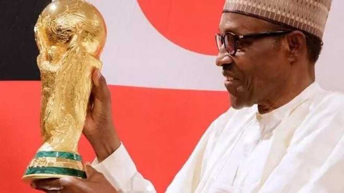 Shugaba Buhari ya daga kofin duniya a babban birnin tarayya