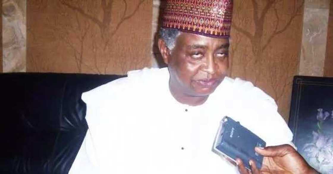 Sai Buhari ya fara canza kansa da na mukarrabansa kafin aga canji a kasar – Bashir Tofa