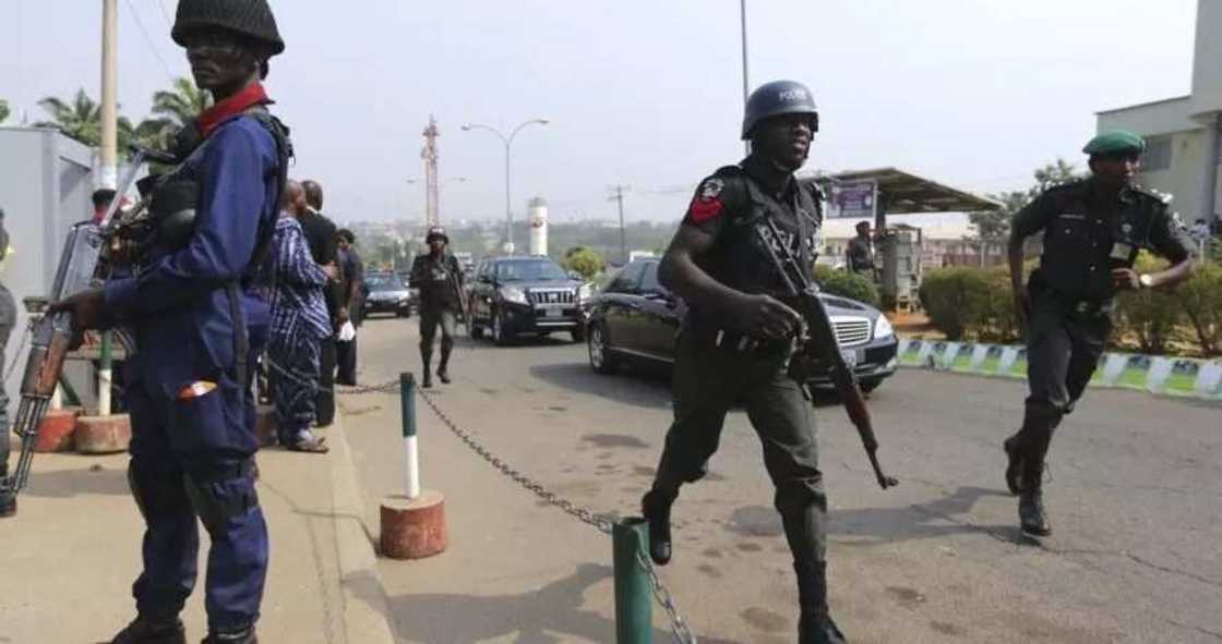 Yayan APC sun yi ma gwamnan jahar Zamfara ruwan duwatsu a Gusau Yayan APC sun yi ma gwamnan jahar Zamfara ruwan duwatsu a Gusau