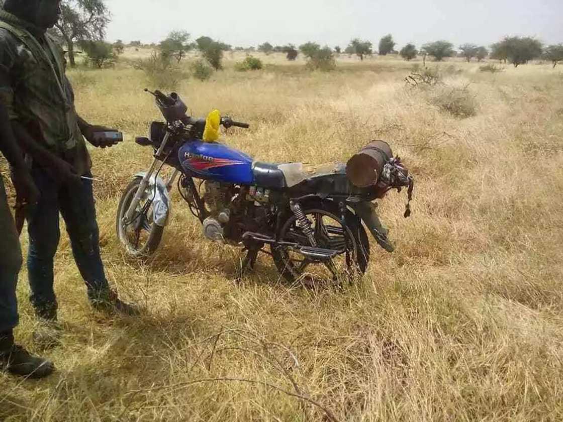 Army intercepts Boko Haram bomb squad, recovers weapons (photos) Army intercepts Boko Haram bomb squad, recovers weapons (photos)