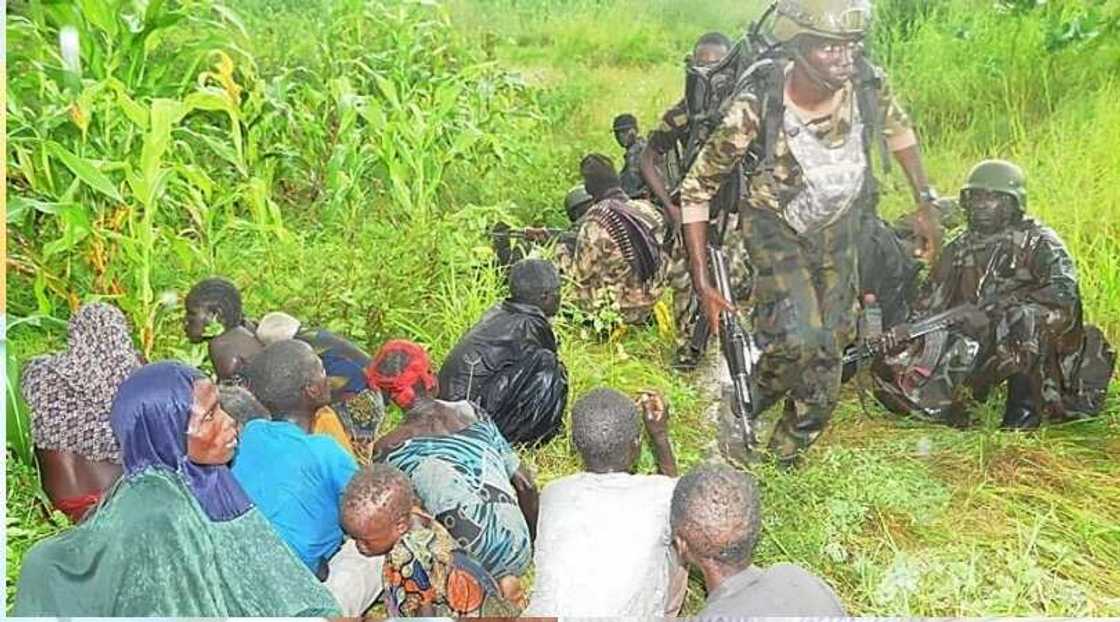 Mutane 106 sun kubuta daga hannun 'yan Boko Haram Mutane 106 sun kubuta daga hannun 'yan Boko Haram