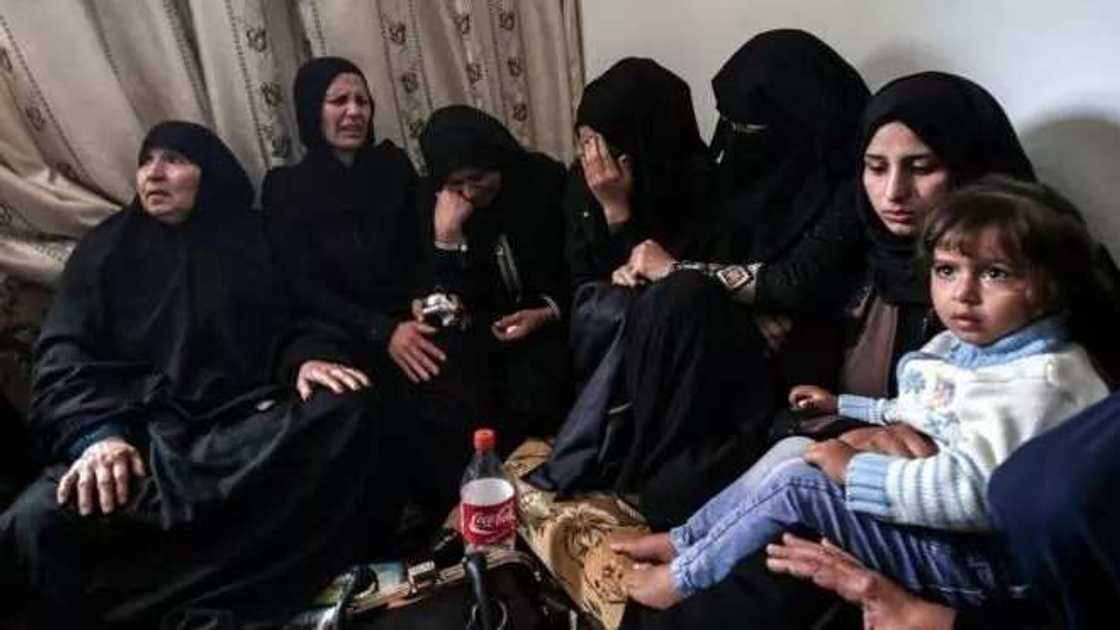 Cikin hawaye da alhini: An yi jana’izar Faladinawa fiye da 50 da Sojin Isra’ila suka yiwa kisan gilla (Hotuna) Cikin hawaye da alhini: An yi jana’izar Faladinawa fiye da 50 da Sojin Isra’ila suka yiwa kisan gilla (Hotuna)