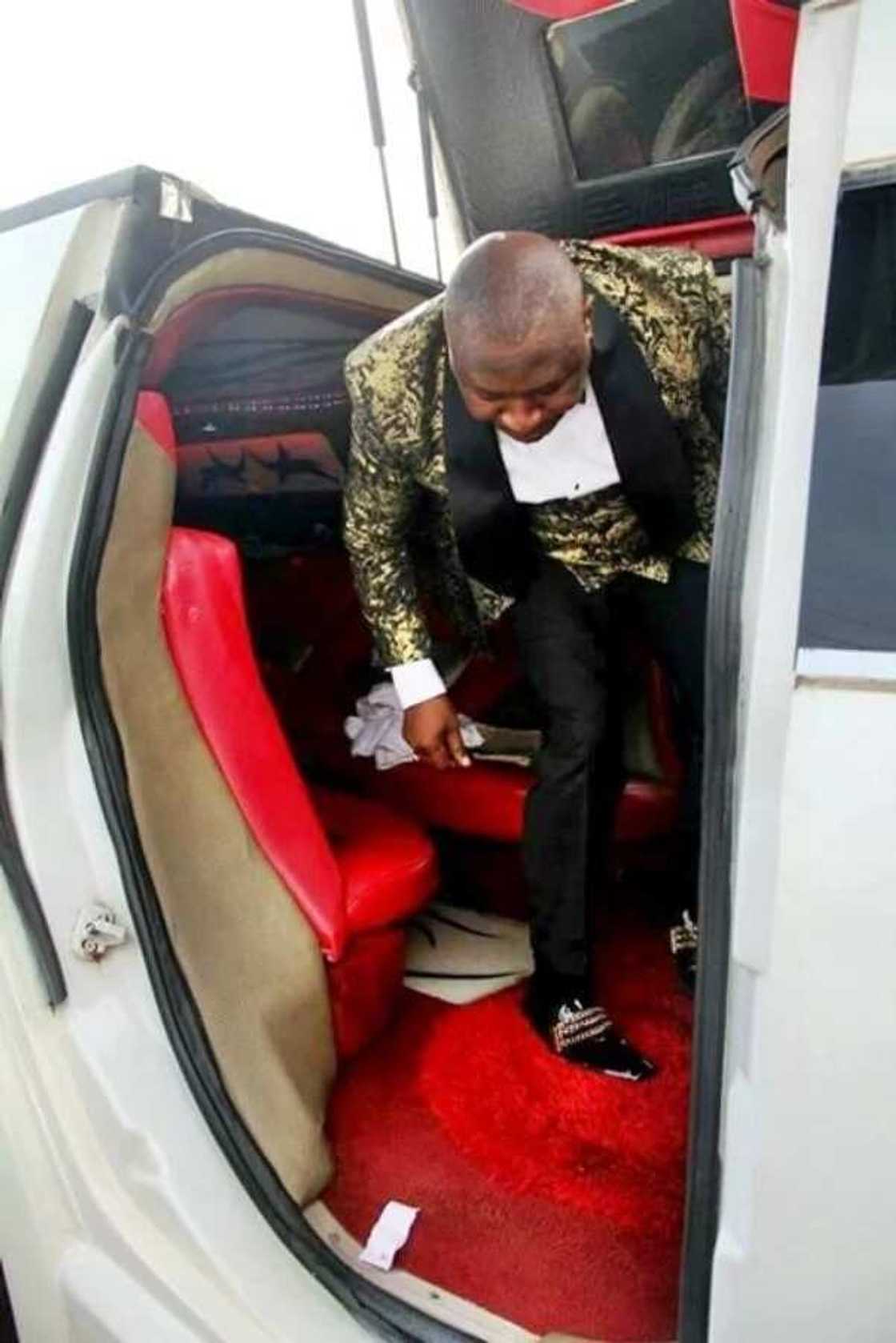 Bishop Tom Samson spotted with his luxurious Hummer Limousine in Lagos (photos) Bishop Tom Samson spotted with his luxurious Hummer Limousine in Lagos (photos)