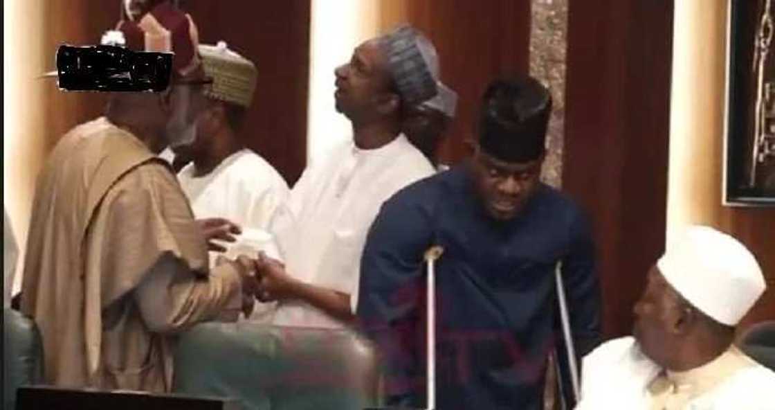 Gwamna Bello ya halarci taro a fadar shugaban kasa cikin sandar guragu Gwamna Bello ya halarci taro a fadar shugaban kasa cikin sandar guragu