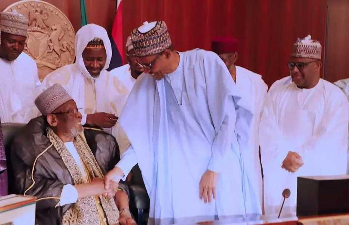 Shugaba Buhari ya karbi bakuncin shugaban darikar Tijjaniya na duniya, hotuna Shugaba Buhari ya karbi bakuncin shugaban darikar Tijjaniya na duniya, hotuna