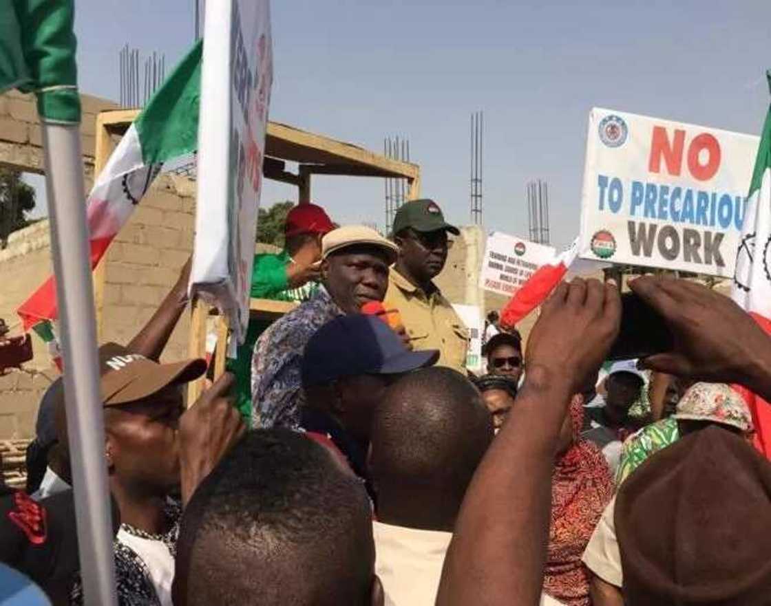 Gani ya kori ji: Dubi yadda kungiyar kwadago da ma'aikata ke gudanar da zanga-zanga a jihar Kaduna Gani ya kori ji: Dubi yadda kungiyar kwadago da ma'aikata ke gudanar da zanga-zanga a jihar Kaduna