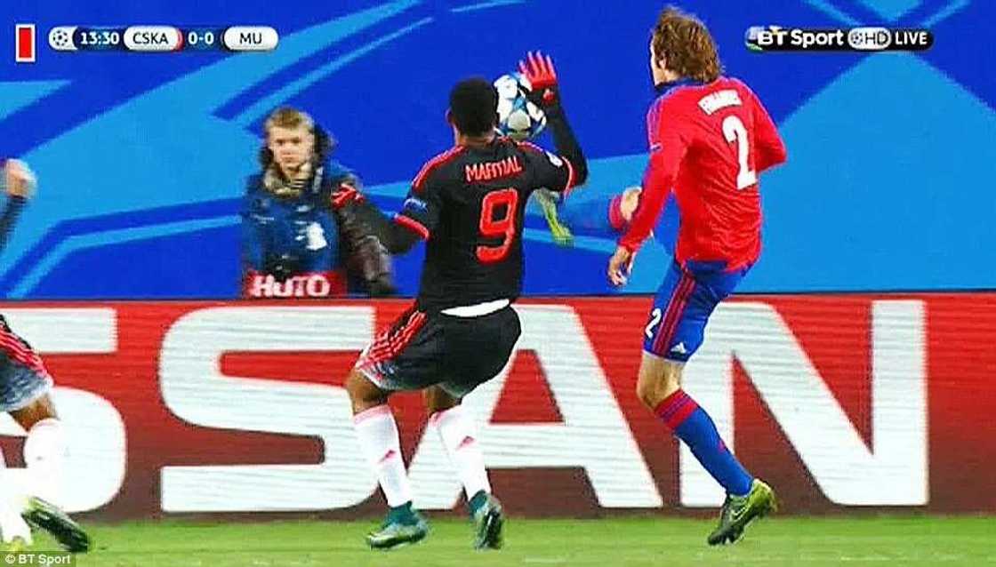 Rooney Finally Scores A Goal, Madrid Survive PSG Onslaught Rooney Finally Scores A Goal, Madrid Survive PSG Onslaught