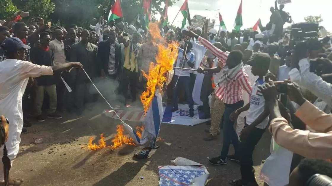 Hankula sun tashi a garin Abuja yayin da yan Shia’a suka kona tutar Amurka da na Israila Hankula sun tashi a garin Abuja yayin da yan Shia’a suka kona tutar Amurka da na Israila