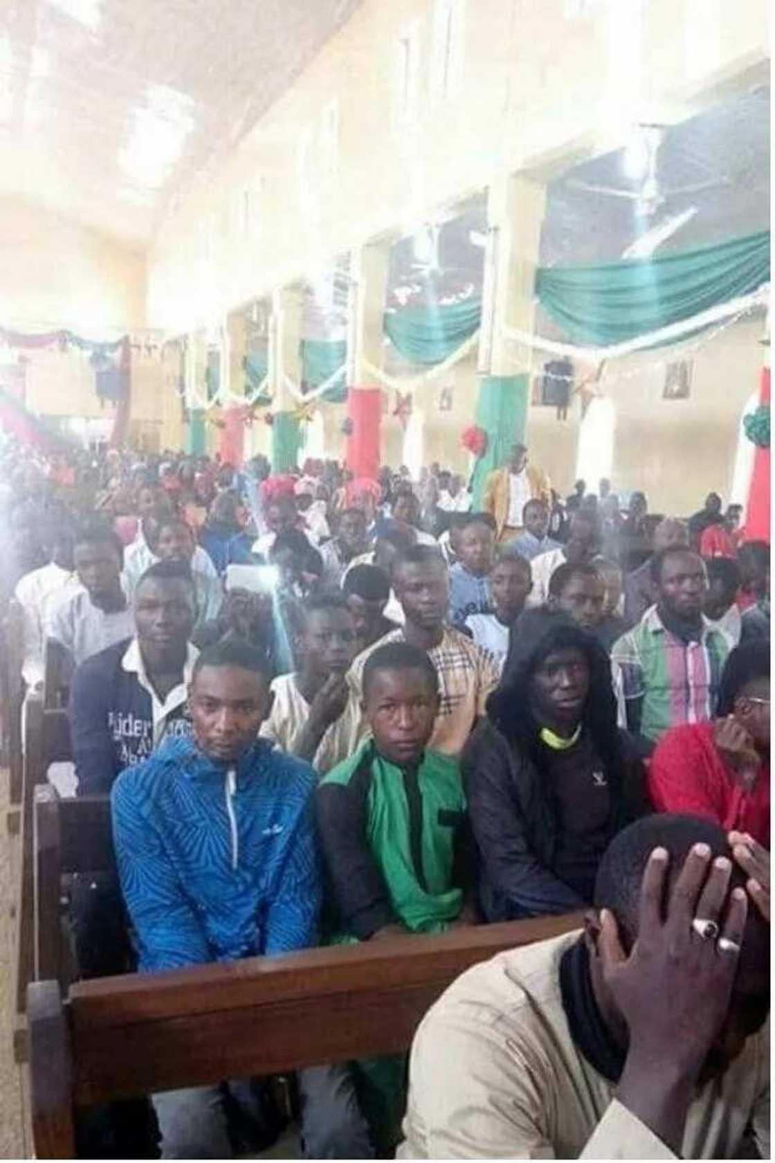 Kirsimati: Yan Shi’a sun ziyarci cocina, sun wanzar da zaman lafiya Kirsimati: Yan Shi’a sun ziyarci cocina, sun wanzar da zaman lafiya