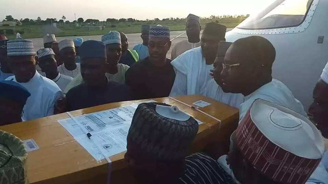 Gawar marigayiya ɗiyar Sule Lamido ta iso Najeriya (Hotuna) Gawar marigayiya ɗiyar Sule Lamido ta iso Najeriya (Hotuna)