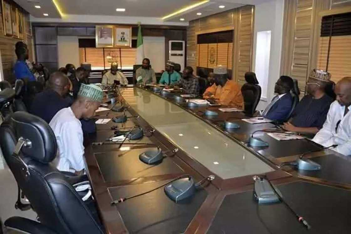 Shahararren tsohon dan kwallon Najeriya ya nemi hadin kan Sheikh Pantami game da ayyukan cigaba Shahararren tsohon dan kwallon Najeriya ya nemi hadin kan Sheikh Pantami game da ayyukan cigaba