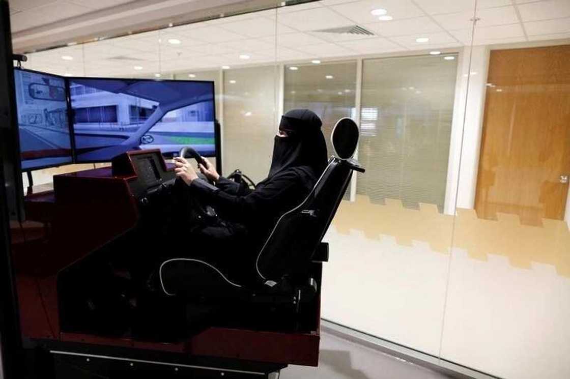 Kalli hotunan yadda ake koya wa mata tukin mota a Saudiyya Kalli hotunan yadda ake koya wa mata tukin mota a Saudiyya