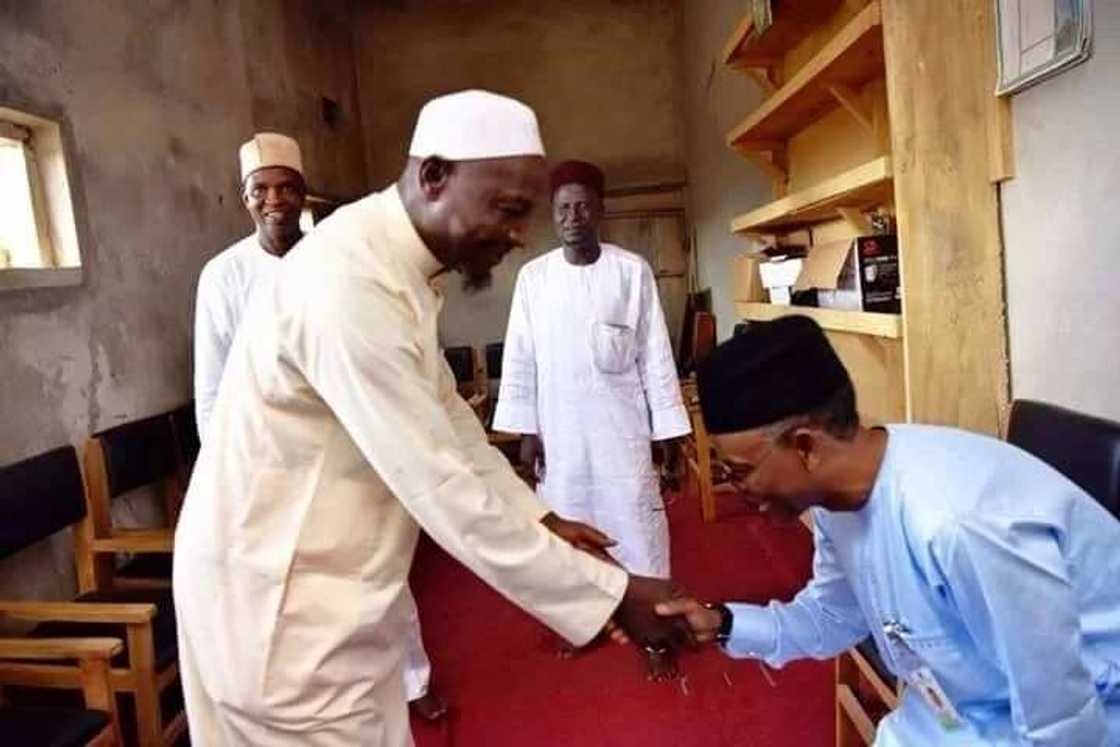 El-Rufa'i ya ziyarci Sheikh Algarkawee da 'yan bindiga suka sace kwanakin baya El-Rufa'i ya ziyarci Sheikh Algarkawee da 'yan bindiga suka sace kwanakin baya