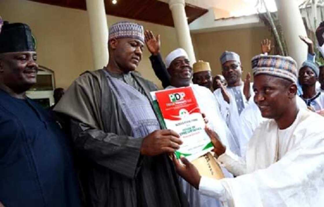 Magoya bayan Dogara sun saya masa tikikin takara ta jam'iyyar PDP Magoya bayan Dogara sun saya masa tikikin takara ta jam'iyyar PDP