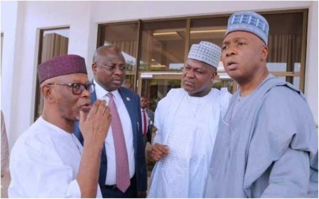 Saraki da Oyegun basu halarci taron karramawa ga Tinubu na goma Saraki da Oyegun basu halarci taron karramawa ga Tinubu na goma