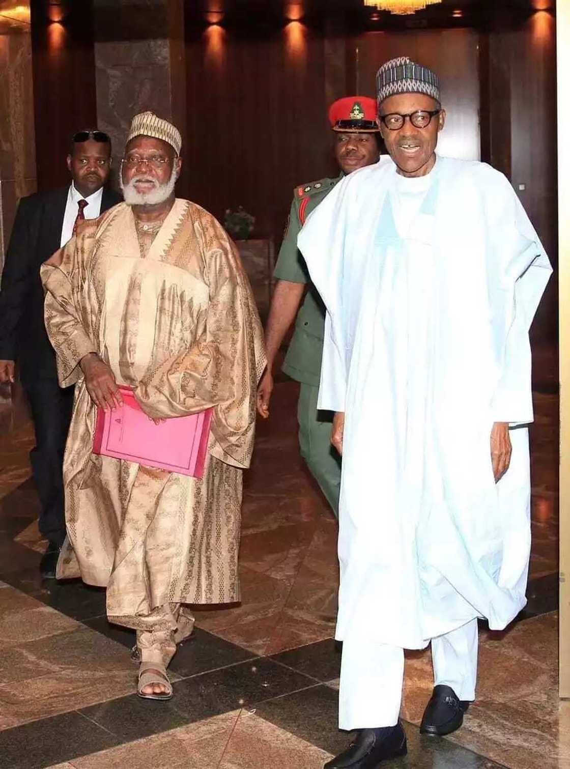 Tsoho mai ran karfe: Tshohon shugaban kasa Abdussalam Abubakar ya cika shekara 75 a duniya Tsoho mai ran karfe: Tshohon shugaban kasa Abdussalam Abubakar ya cika shekara 75 a duniya