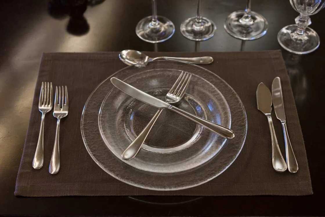 How to use cutlery when eating? How to use cutlery when eating?