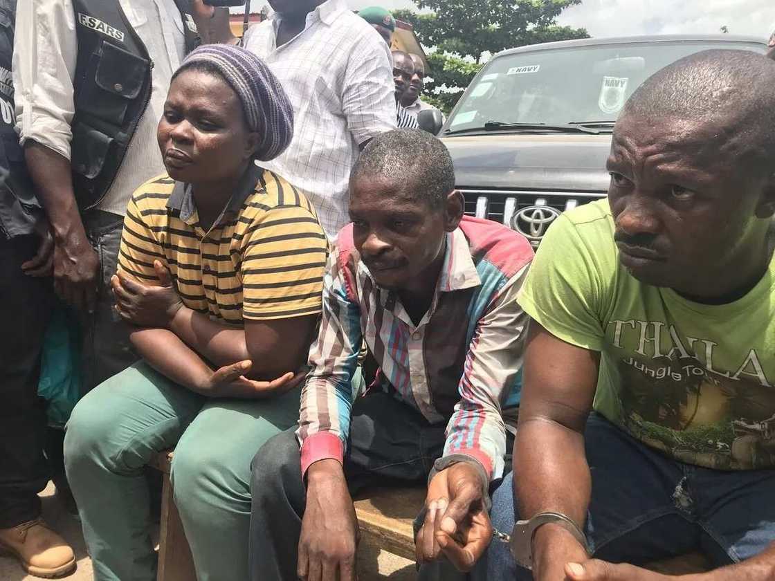 Wasu ‘yan wala-wala sun fada komar ‘yan sanda, an samu miliyoyin Dalar Amurka a wurin su (Hotuna) Wasu ‘yan wala-wala sun fada komar ‘yan sanda, an samu miliyoyin Dalar Amurka a wurin su (Hotuna)