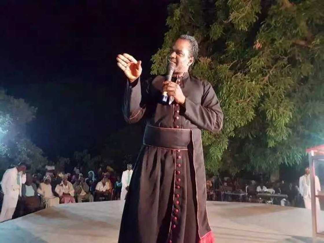 Hujjoji: Addinin musulunci ya yiwa Kiristanci fintinkau, a cewar Bishop Sam Zuga Hujjoji: Addinin musulunci ya yiwa Kiristanci fintinkau, a cewar Bishop Sam Zuga