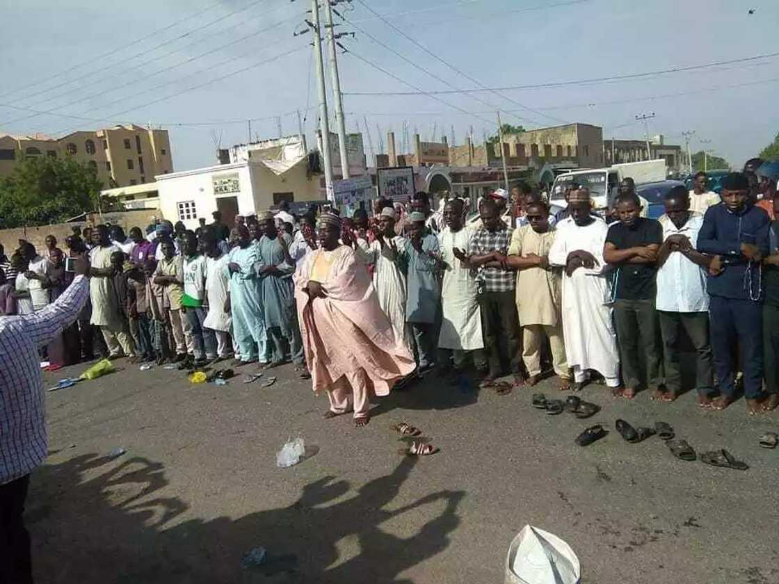 Dandazon al’ummar jihar Kano sun gabatar da sallar Al’kunut a kotu yayinda aka gurfanar da sardaunan Kano (hotuna) Dandazon al’ummar jihar Kano sun gabatar da sallar Al’kunut a kotu yayinda aka gurfanar da sardaunan Kano (hotuna)