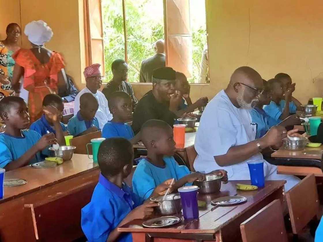 Vice president Yemi Osinbajo and Governor Rotimi Akeredolu shared meal with pupils in Ondo Vice president Yemi Osinbajo and Governor Rotimi Akeredolu shared meal with pupils in Ondo